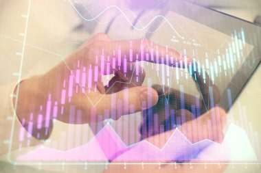 Bir adamın el ele tutuşması ve telefon ve finansal çizim kullanması. Pazar analizi kavramı.