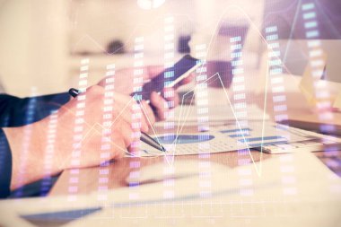 Bir adamın elini tutarken ve bir telefon ve mali grafik çizimi kullanırken çift pozlama. Analiz kavramı.