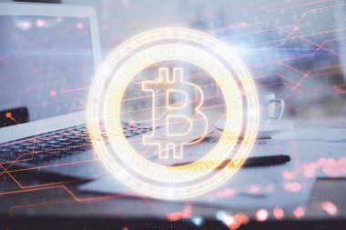 Engelleme zinciri ve kripto ekonomi temalı hologram ve bilgisayar geçmişi olan bir masa. Bitcoin kripto para kavramı.