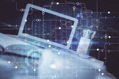 Masaüstü bilgisayarı ve teknoloji temalı holograma çift pozlama. Yazılım geliştirme kavramı.