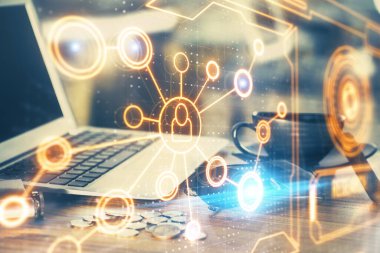 Sosyal ağ hologramıyla birlikte bilgisayar masaüstünde. Çoklu maruz kalma. Uluslararası insan ilişkileri kavramı.