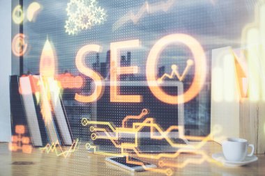 Bilgisayar ve seo çizim hologramı olan çok katmanlı bir tablo. Arama optimizasyon kavramı.