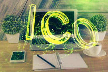 Blockchain temalı holograma ve bilgisayar arkaplanlı masaya çoklu maruz kalma. Bitcoin şifreleme para birimi kavramı.