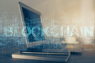 Blockchain temalı holograma ve bilgisayar arkaplanlı masaya çoklu maruz kalma. Bitcoin şifreleme para birimi kavramı.