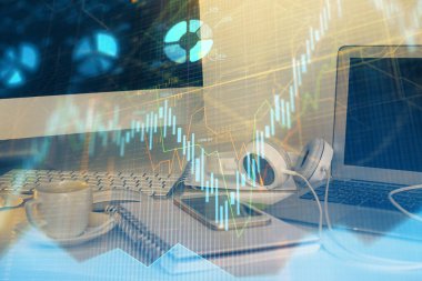 Finansal tablo çizimi ve arka planda bilgisayar olan bir tablo. Çoklu maruz kalma. Uluslararası pazarlar kavramı.