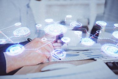 Adamın elleri arka planda notlarla çalışıyor. Sosyal ağ şeması. Karışık medya. Küresel. Çoklu pozlama.