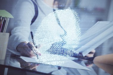 Mavi parmak izi hologramı, arka plan notları alan kadınların ellerinde. Korunma kavramı. Çift pozlama
