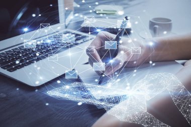 E- posta ile soyut zarf çizimi, ellerin üzerinden not alarak. Elektronik posta kavramı. Çift pozlama