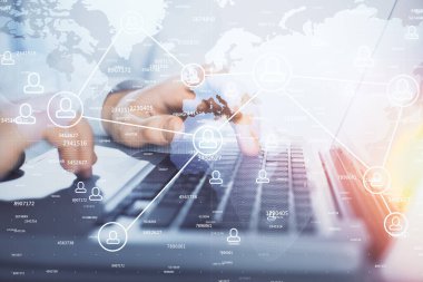 Sosyal ağ temalı hologramda iş adamı arka planda bilgisayar üzerinde çalışıyor. Dünya çapında ağ kavramı. Çift pozlama.