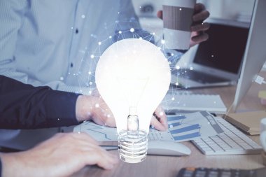 Arkaplanda bilgisayar üzerinde çalışan iş adamıyla birlikte büyüyen oklar. Başarı konsepti. Çift pozlama.