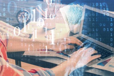 Bilgisayar geçmişi üzerinde çalışan bir adamla teknolojinin hologramına çifte maruz kalma. Büyük veri kavramı.