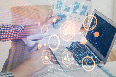 Bilgisayar geçmişi üzerinde çalışan bir adamla çok sayıda teknolojik holograma maruz kalma. Büyük veri kavramı.