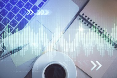 Borsa grafiği ve masa arkasındaki en üst görünüm bilgisayarı. Çifte maruziyet. Finansal eğitim kavramı.