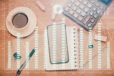 Forx grafik hologramının telefonlu masaüstü üzerinde çoklu pozlandırılması. Üst Manzara. Mobil ticaret platformu kavramı.