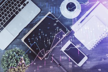 Masaüstünde telefonlu ön x grafik hologramına çift pozlama. Üst Manzara. Mobil ticaret platformu kavramı.