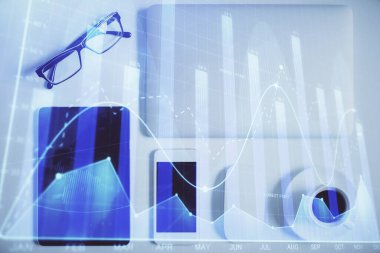 Masaüstünde telefonlu ön x grafik hologramına çift pozlama. Üst Manzara. Mobil ticaret platformu kavramı.