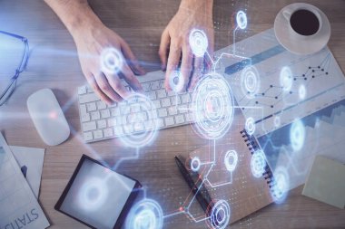 Bilgisayar klavyesinin ve veri temalı hologram çiziminin üzerine yazarken iki kez görüntülenmiş. Üst Manzara. Teknoloji konsepti.