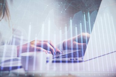 Bilgisayar ve ön grafik hologram çizimi üzerinde çalışan kadın elleri çift pozlama. Mali analiz kavramı.