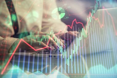 İşkadını ellerinin bilgisayar ve finansal grafik hologramı çizimlerinde çifte pozlama. Borsa analizi kavramı.