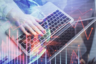 İşkadını ellerinin bilgisayar ve finansal grafik hologramı çizimlerinde çifte pozlama. Borsa analizi kavramı.