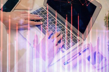 Bilgisayarda ve ön x grafik hologramında yazı yazan kadın ellerine çok maruz kalmış. Borsa analizi kavramı.