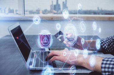 Elinde kredi kartı ve veri teması çizimi olan bir adamın ellerine iki kez maruz kalmış. E-ticaret ve teknoloji kavramı.