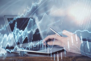 Bir adamın elini tutarken ve dijital bir cihaz ve ön grafik çizimi kullanırken çift pozlama. Finansal piyasa kavramı.