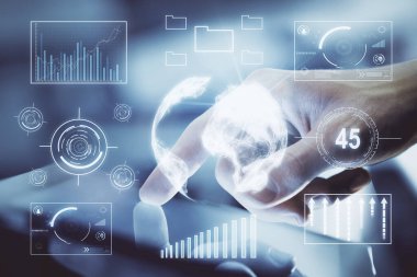 Dijital telefon ve forx grafik çizimi kullanarak adamın elini tutarken birden fazla pozlama. Finansal piyasa kavramı.