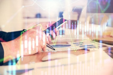 Bir adamın elini tutarken ve bir telefon ve mali grafik çizimi kullanırken çift pozlama. Analiz kavramı.