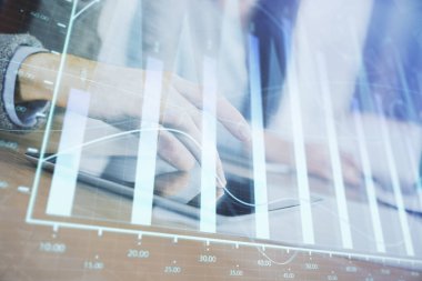 Önx grafik çizimine çifte maruz kalma ve kadın ve erkeğin birlikte çalışarak mobil bir cihaz kullanması. Ticaret konsepti.