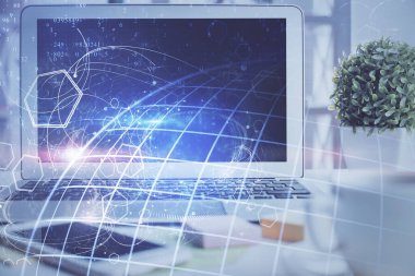 Bilgisayar ve dünya haritası hologramıyla masaüstü çifte pozlama. Uluslararası veri ağı kavramı.