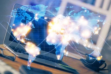 İş teması simgelerinin çoklu pozlandırılması ve bilgisayar geçmişi olan masa. Başarı kavramı.