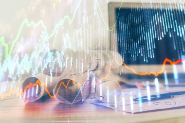 Kişisel bilgisayar arkaplanına çizilmiş borsa hologramı. Çifte maruziyet. Yatırım kavramı.