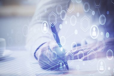 Adamın elleri arka planda notlarla çalışıyor. Sosyal ağ konsepti. Kalabalık kaynağı. Küresel. Çoklu pozlama.