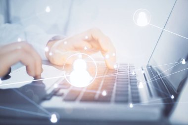 Sosyal ağ temalı hologramda iş adamı arka planda bilgisayar üzerinde çalışıyor. Dünya çapında ağ kavramı. Çift pozlama.