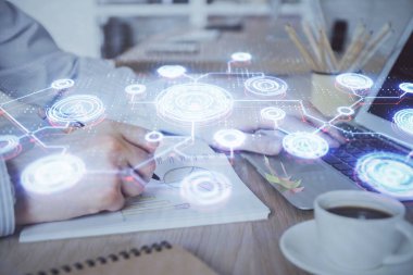 Sosyal ağ temalı hologramda iş adamı arka planda bilgisayar üzerinde çalışıyor. Dünya çapında ağ kavramı. Çoklu pozlama.