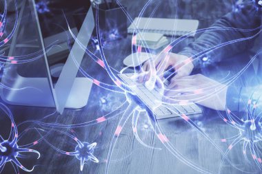 Nöron hologramı, arka planda bilgisayarla çalışan bir adam. Eğitim konsepti. Çift pozlama.