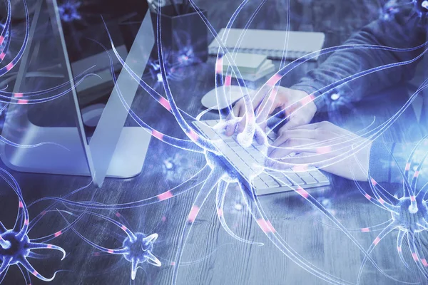 Nöron hologramı, arka planda bilgisayarla çalışan bir adam. Eğitim konsepti. Çift pozlama.