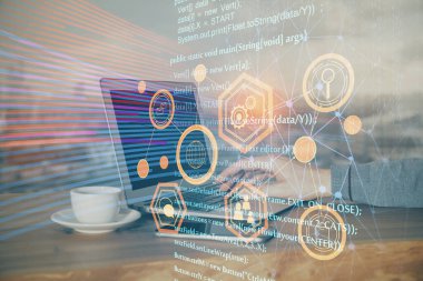 Bilgisayar geçmişi üzerinde çalışan bir adamla çok sayıda teknolojik holograma maruz kalma. Büyük veri kavramı.