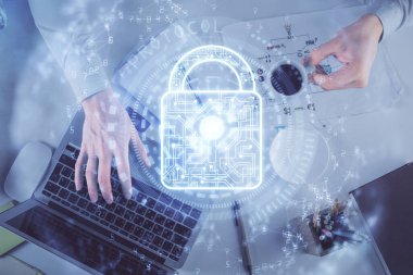 Bilgisayar klavyesine yazı yazan ve hologram çizimini kilitleyen bir adamın eline çok kez maruz kalmış. Üst Manzara. Teknoloji konsepti.