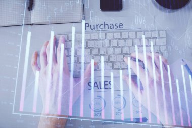 Dizüstü bilgisayarda klavye ve forx grafik hologram çizimlerini yazarken çift pozlama. Üst Manzara. Finans piyasası kavramı.