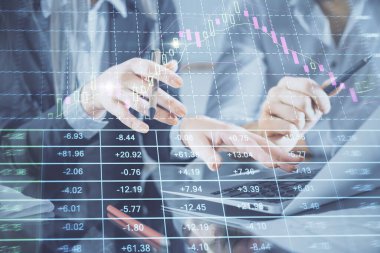 Birlikte çalışan kadın ve erkeğin birden fazla pozu ve finansal grafik hologramı. İş konsepti. Bilgisayar arkaplanı.