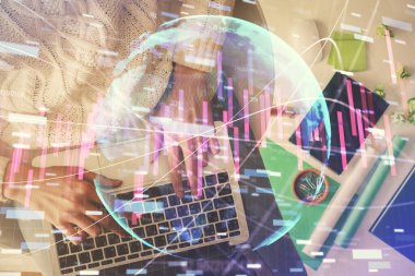 Bilgisayar ve önx çizim hologramı üzerinde çalışan kadın elinin çoklu pozu. Üst Manzara. Mali analiz kavramı.