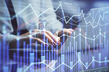 İş kadını ellerinin bilgisayar ve ön x çizelge hologramı çizimlerinde çifte pozlama. Mali analiz kavramı.