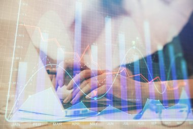 Bilgisayarda ve finansal grafik hologramında yazı yazan kadın ellerine çoklu maruz kalma. Borsa analizi kavramı.