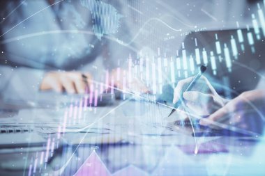 Bilgisayarda ve finansal grafik hologramında yazı yazan kadın ellerine çok maruz kalmış. Borsa analizi kavramı.