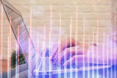 Bilgisayarda ve ön x grafik hologramında yazı yazan kadın ellerine çok maruz kalmış. Borsa analizi kavramı.