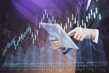 Bir adamın elini tutarken ve dijital bir cihaz ve ön grafik çizimi kullanırken çift pozlama. Finansal piyasa kavramı.