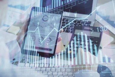 Bir adamın elini tutarken ve dijital bir cihaz ve ön grafik çizimi kullanırken çift pozlama. Finansal piyasa kavramı.