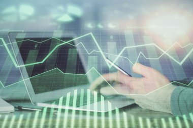 Bir adamın elini tutarken ve dijital bir cihaz ve ön grafik çizimi kullanırken çift pozlama. Finansal piyasa kavramı.